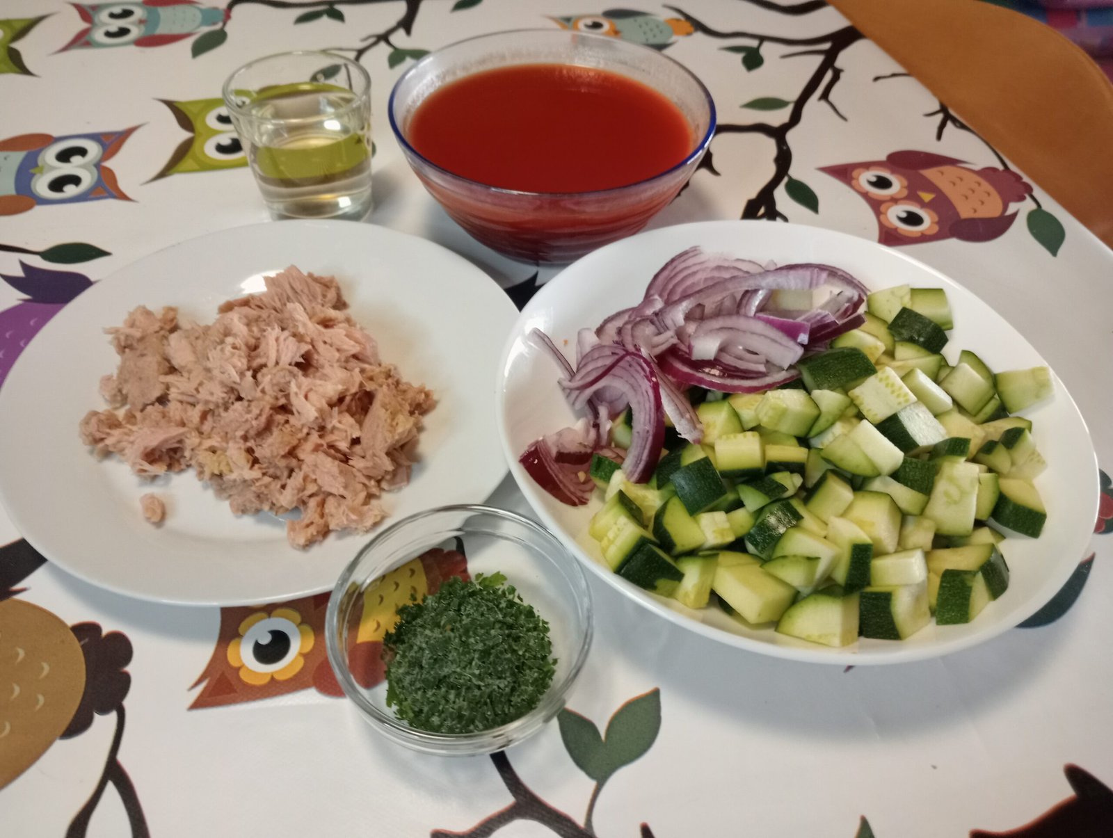 ingredienti per sugo con zucchine e tonno